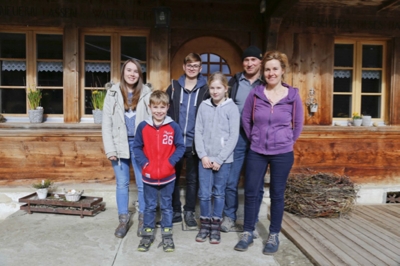 Familie Staub zusammen mit Marc*. (*Name geändert) (Bild Jonas Ingold, lid)