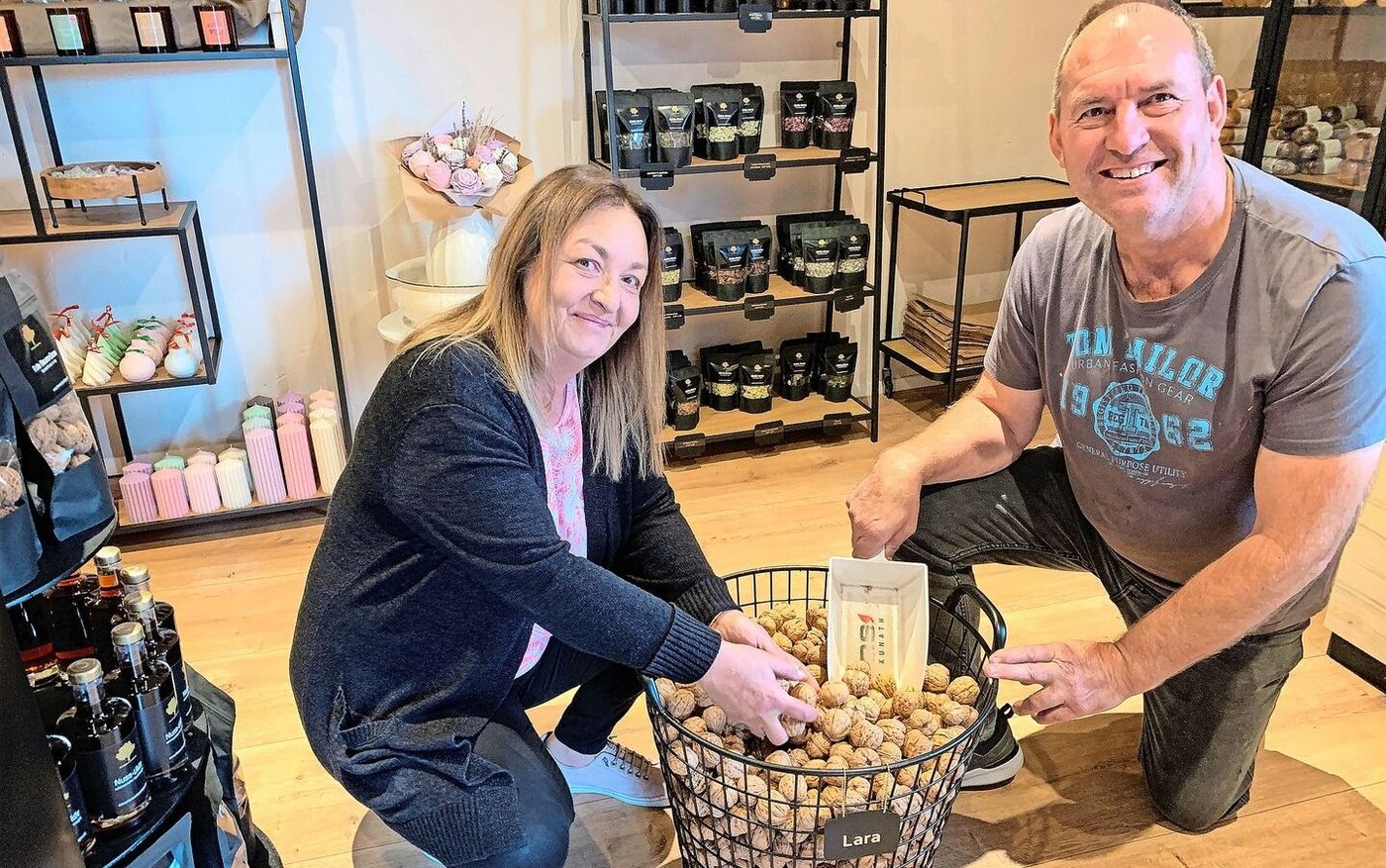 Sabine und Stefan Meier im Hofladen: In der Farmerboutique werden viele Nussprodukte angeboten. 