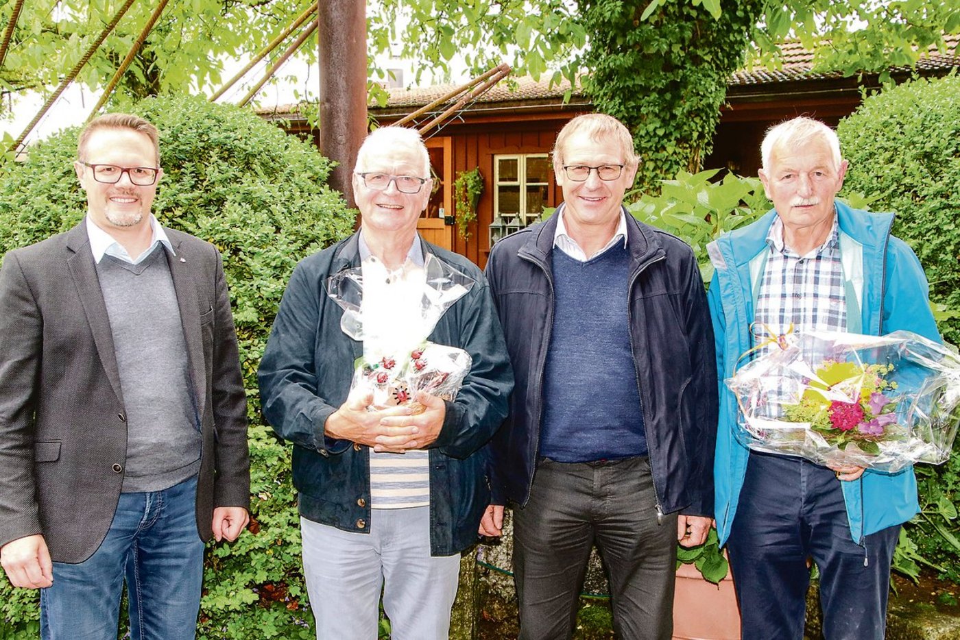 Hans Ulrich Sturzenegger folgt auf Fritz Meier als Revisor, Ernst Kocher löst Hansjörg Schmid als Präsident der ZLBG ab (v.l.). Es fehlt Martina Schmid. (Bild Roland Müller)