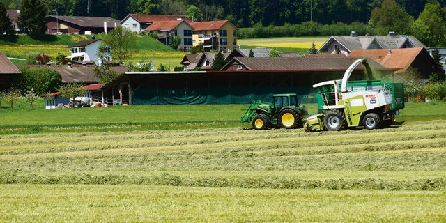 Die Schweiz ist dicht besiedelt. Arbeiten Landwirte an Sonn- und Feiertagen, bleibt dies nicht verborgen.(Symbolbild Ruth Aerni)
