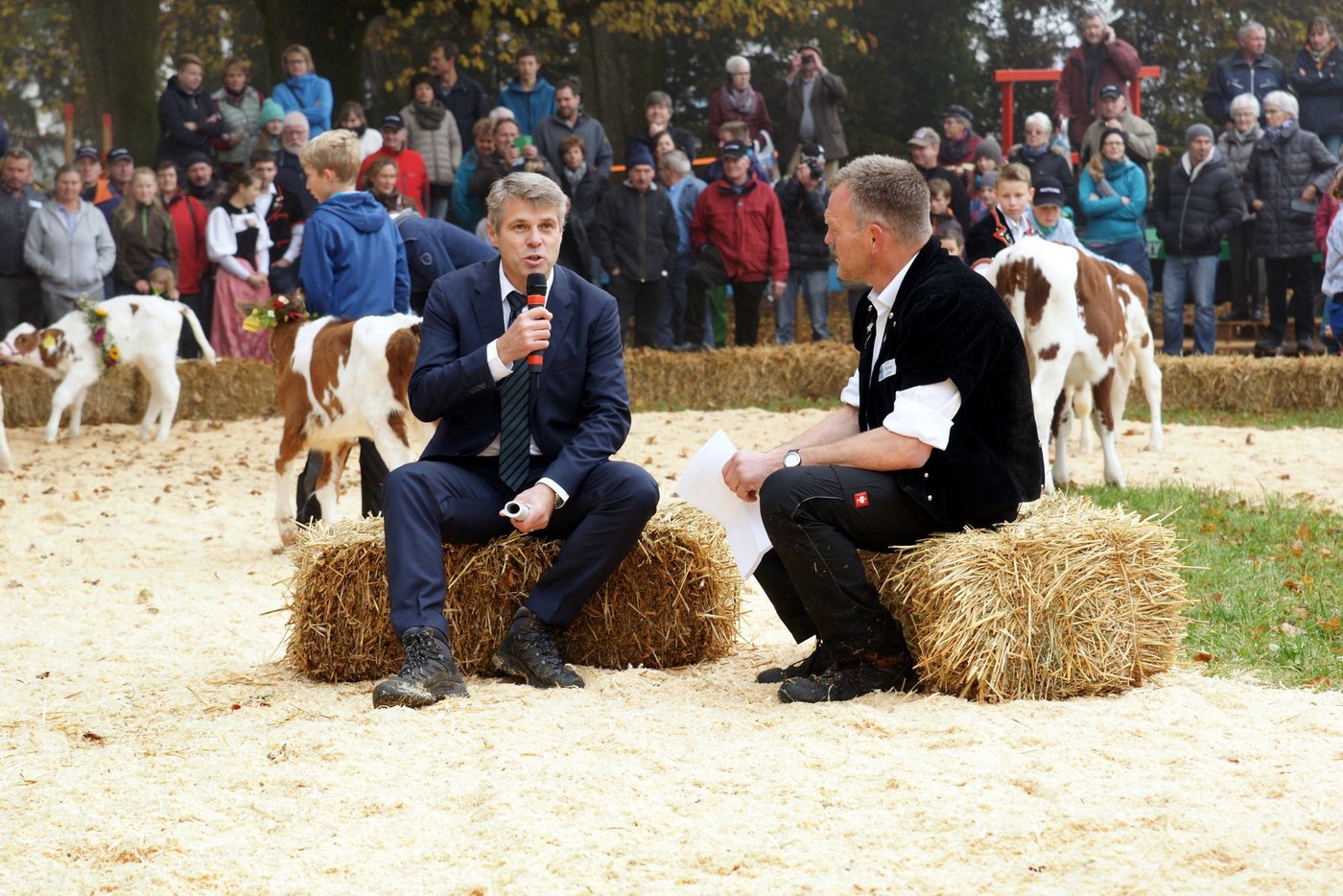 SP-Regierungsrat Christoph Ammann (links) gab auf der Strohballe Antwort auf die Fragen von OK-Präsident Walter Lüthi. (Bild zVg)