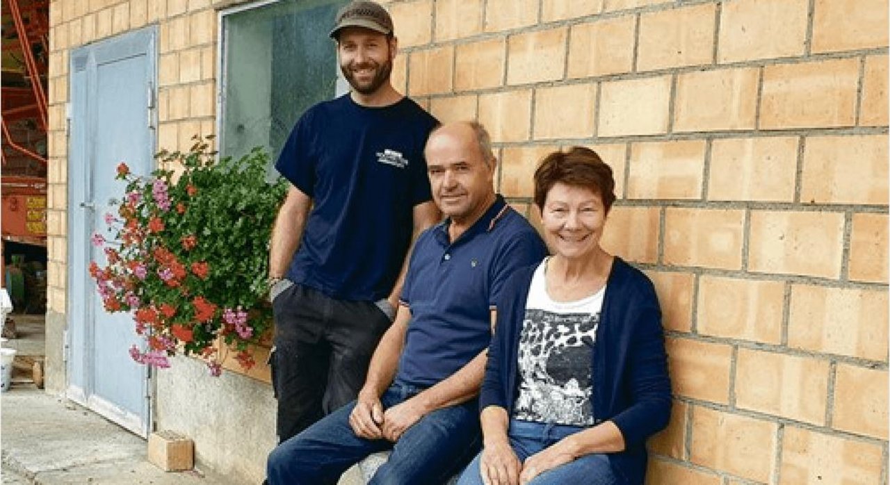 Ein eingespieltes Team: Betriebsleiter René (links) und die Eltern Sepp und Agi Leu, die nun als Angestellte arbeiten. (Bild Ruth Aerni)