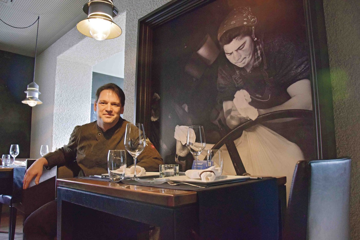 Hansjörg Ladurner ist im Südtirol in ländlichen Strukturen aufgewachsen. Menschen und Geschichten hinter Produkten haben den Küchenchef schon immer interessiert. (Bild Jeanne Woodtli)