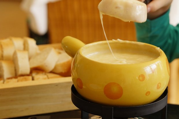 Das würzig-schmackhafte Käsefondue dominiert bei der Umfrage und erklimmt den Thron. (Bild Pixabay)