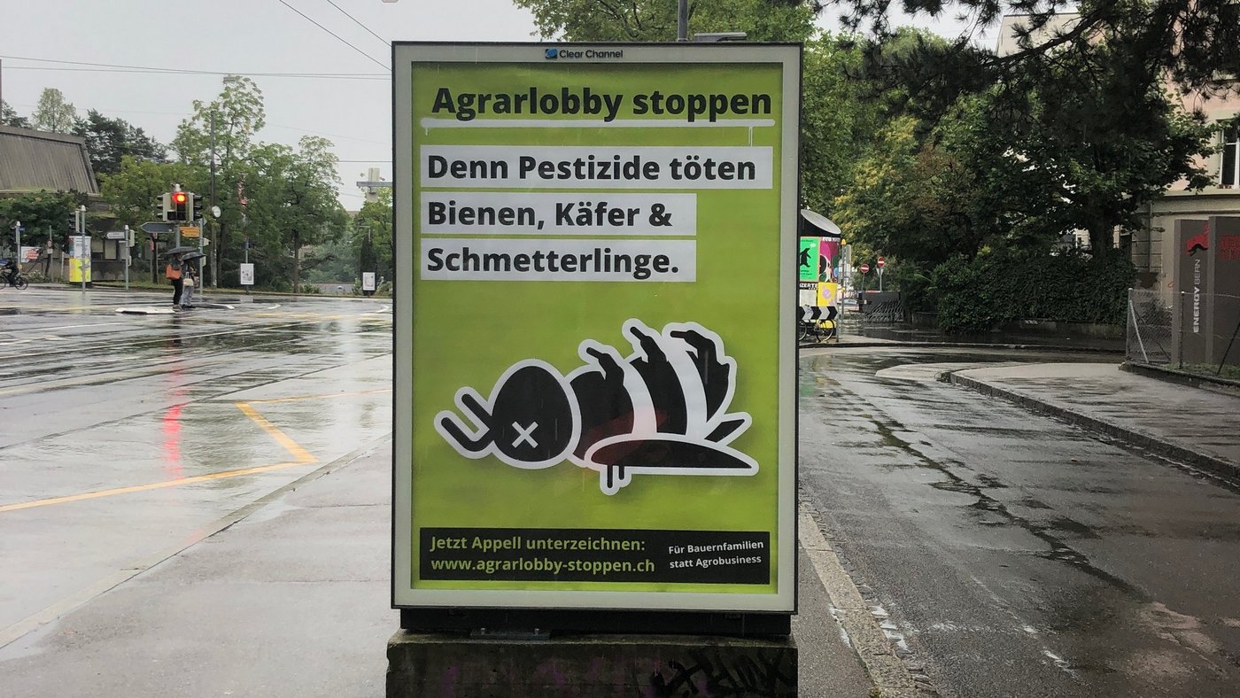 Plakate wie dieses sind seit Anfang Woche vielerorts zu sehen. Es gehört zur neuen Kampagne «Agrarlobby stoppen».   (Bild jw)
