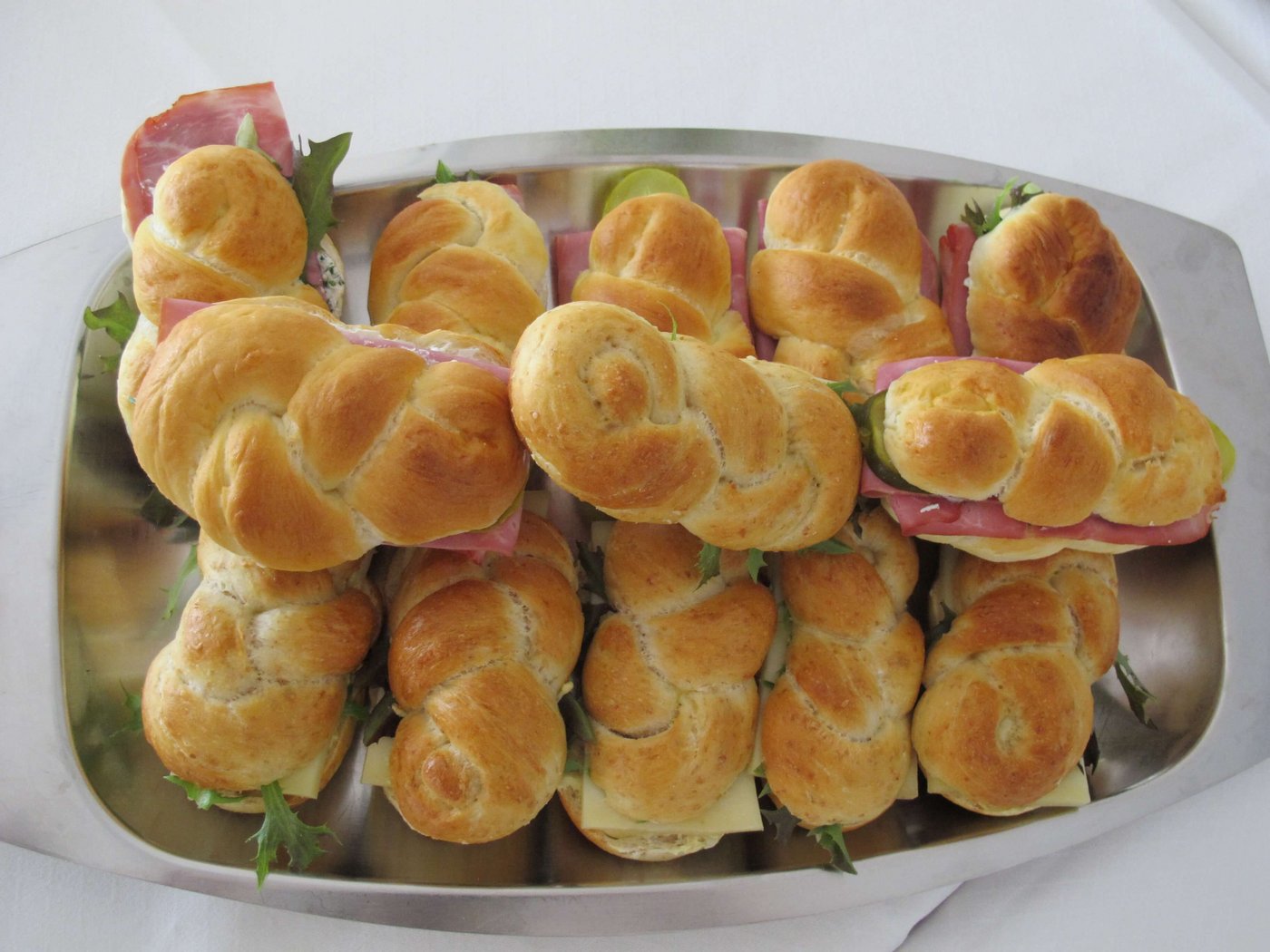 Zum Apéro gab es gluschtige Züpfe-Sandwiches....