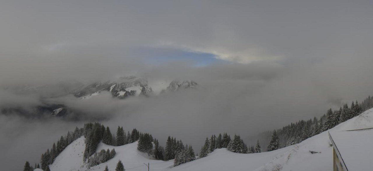 Am 15. November 2019 präsentiert sich der Ausblick vom Jungfraujoch wolkig und verschneit. Gestern gab es hier Böenspitzen bis 162 km/h. (Bild Webcam Jungfraujoch)