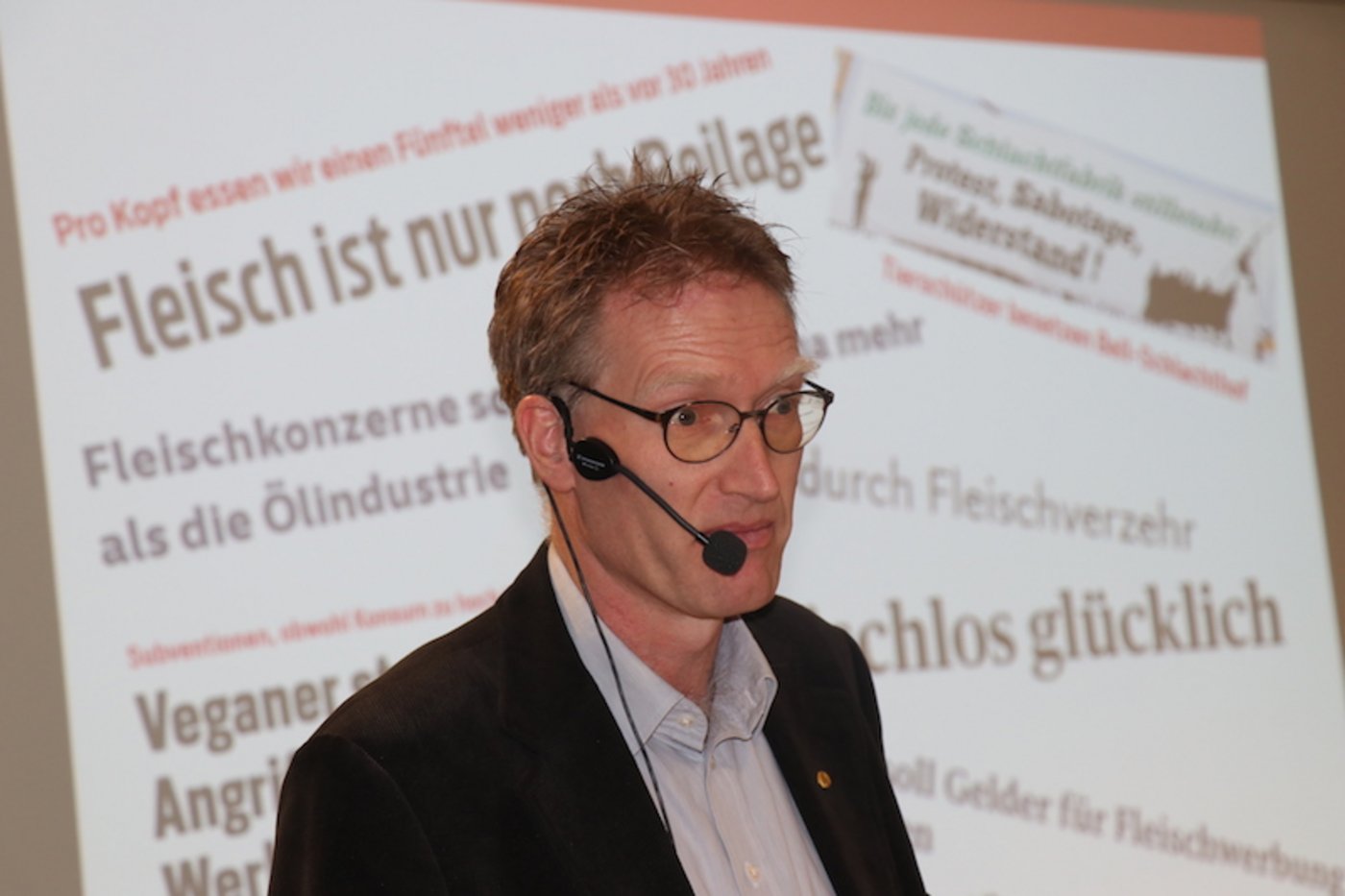 Direktor Heiri Bucher stellt die neue Vision von Proviande an der Fachtagung der Swiss Beef Mitteland vor. (Bild Anton Haas)