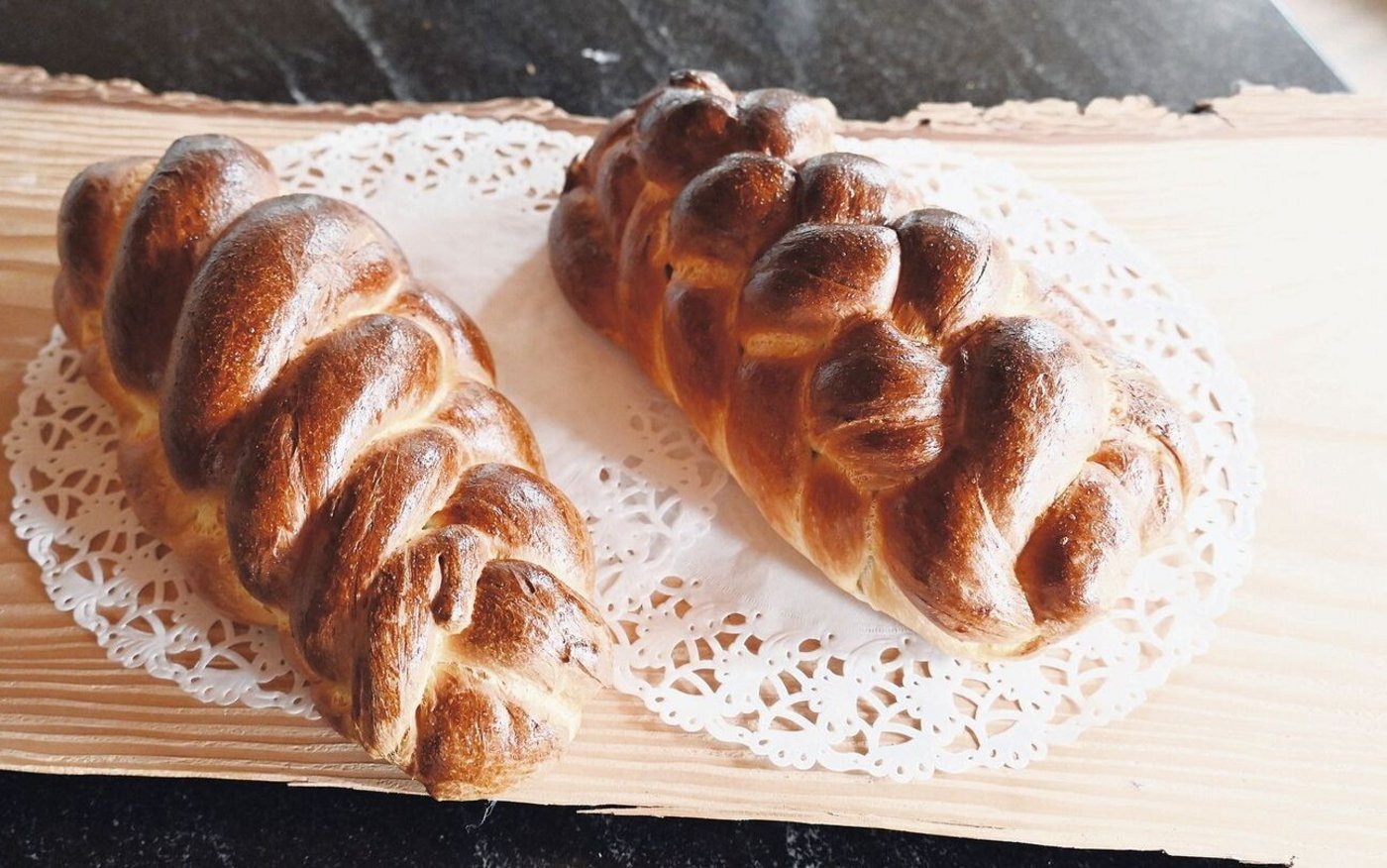 Barbara Kunz mag etwas dunklere Zöpfe. Für sie sollen die Zöpfe nach dem Backen so aussehen, links ein Fünf-Strang-Zopf, rechts ein Exemplar mit acht Strängen geflochten (siehe Bildanleitung unten). 