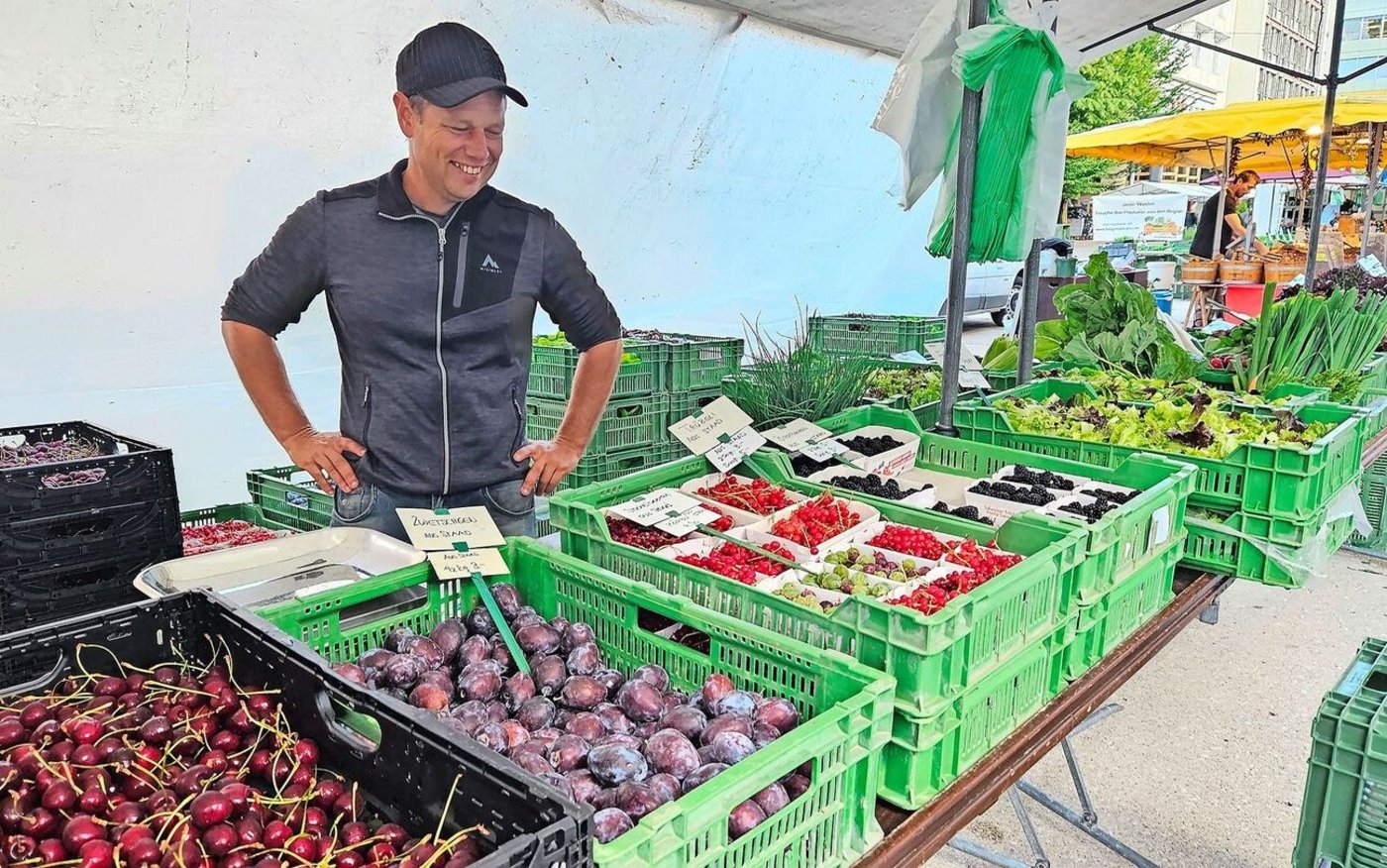 Jeden Freitag ist Familie Stauffer mit einem vielfältigen Gemüsesortiment auf dem Wochenmarkt in Grenchen SO anzutreffen