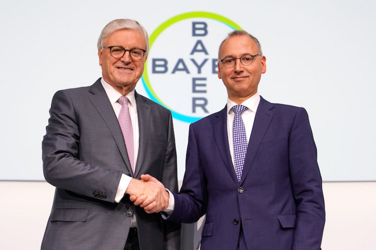 Werner Wenning (links), Aufsichtsratsvorsitzender, und Werner Baumann, Vorstandsvorsitzender der Bayer AG, begrüßen sich vor Beginn der Hauptversammlung 2019. Baumann war von den Aktionären nicht entlastet worden. (Bild Bayer)