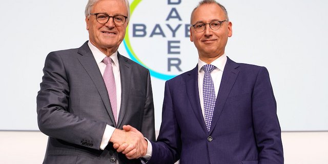 Werner Wenning (links), Aufsichtsratsvorsitzender, und Werner Baumann, Vorstandsvorsitzender der Bayer AG, begrüßen sich vor Beginn der Hauptversammlung 2019.  Baumann war von den Aktionären nicht entlastet worden. (Bild Bayer)