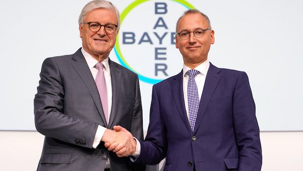 Werner Wenning (links), Aufsichtsratsvorsitzender, und Werner Baumann, Vorstandsvorsitzender der Bayer AG, begrüßen sich vor Beginn der Hauptversammlung 2019. Baumann war von den Aktionären nicht entlastet worden. (Bild Bayer)