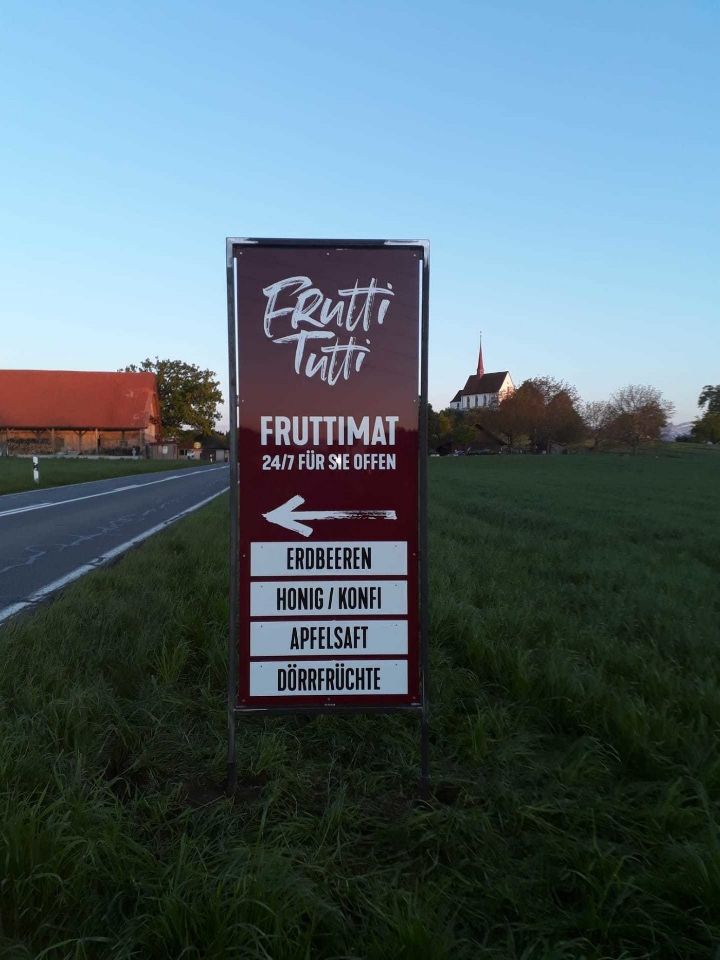 Beim Hofladen gibt es Beeren, Kirschen, Getränke und weitere Produkte aus dem Automaten.