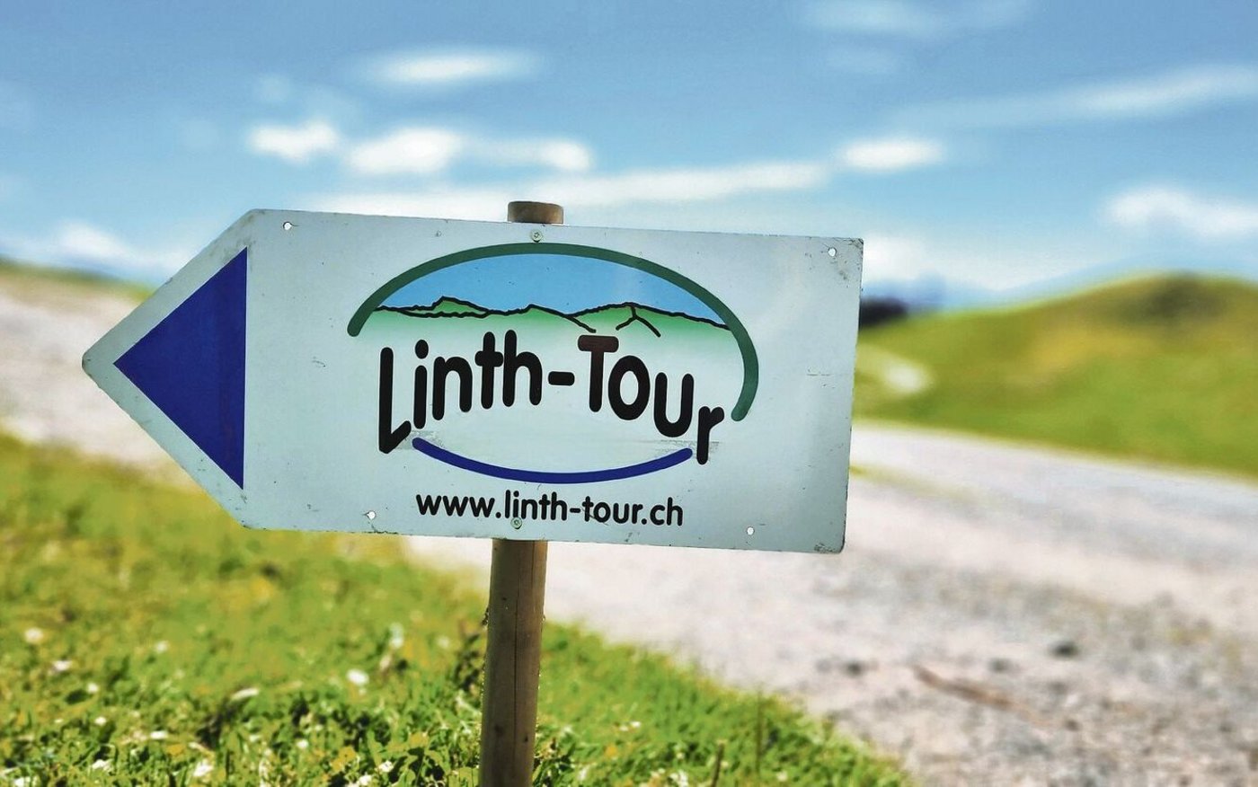 Hier gehts lang. Die Linth-Tour lud zusammen mit der Ortsgemeinde Amden auf den Ammler Höhenweg ein.