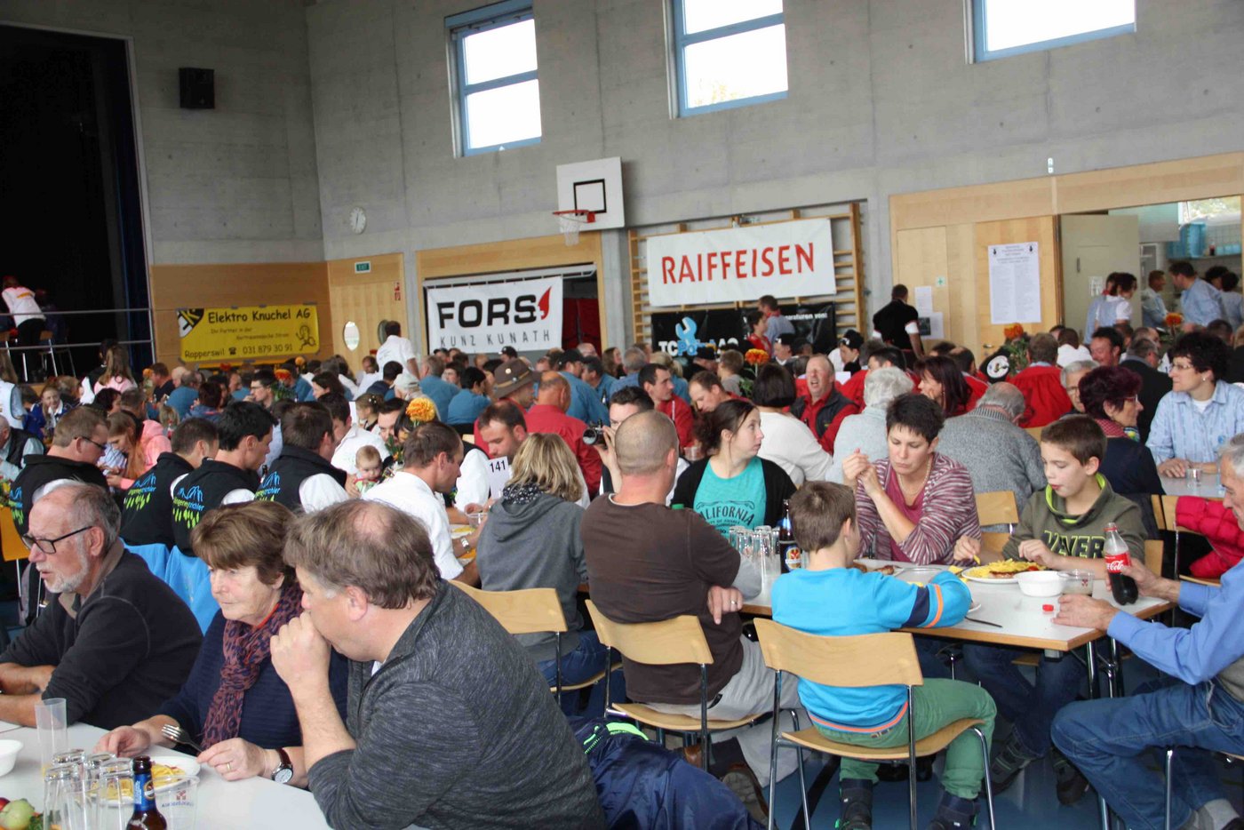 Die Halle platzt aus allen Nähten.  