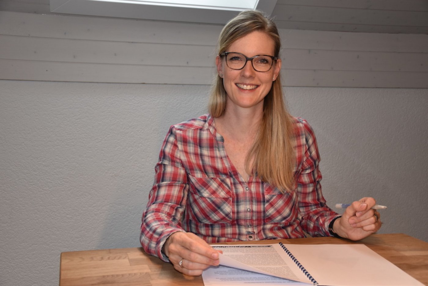 Karin Stooss-Pfister ist es bei administrativen Arbeiten wohl. Sie sieht den Fachausweis als Alternative zur Bankkarriere. (Bild Barbara Heiniger)