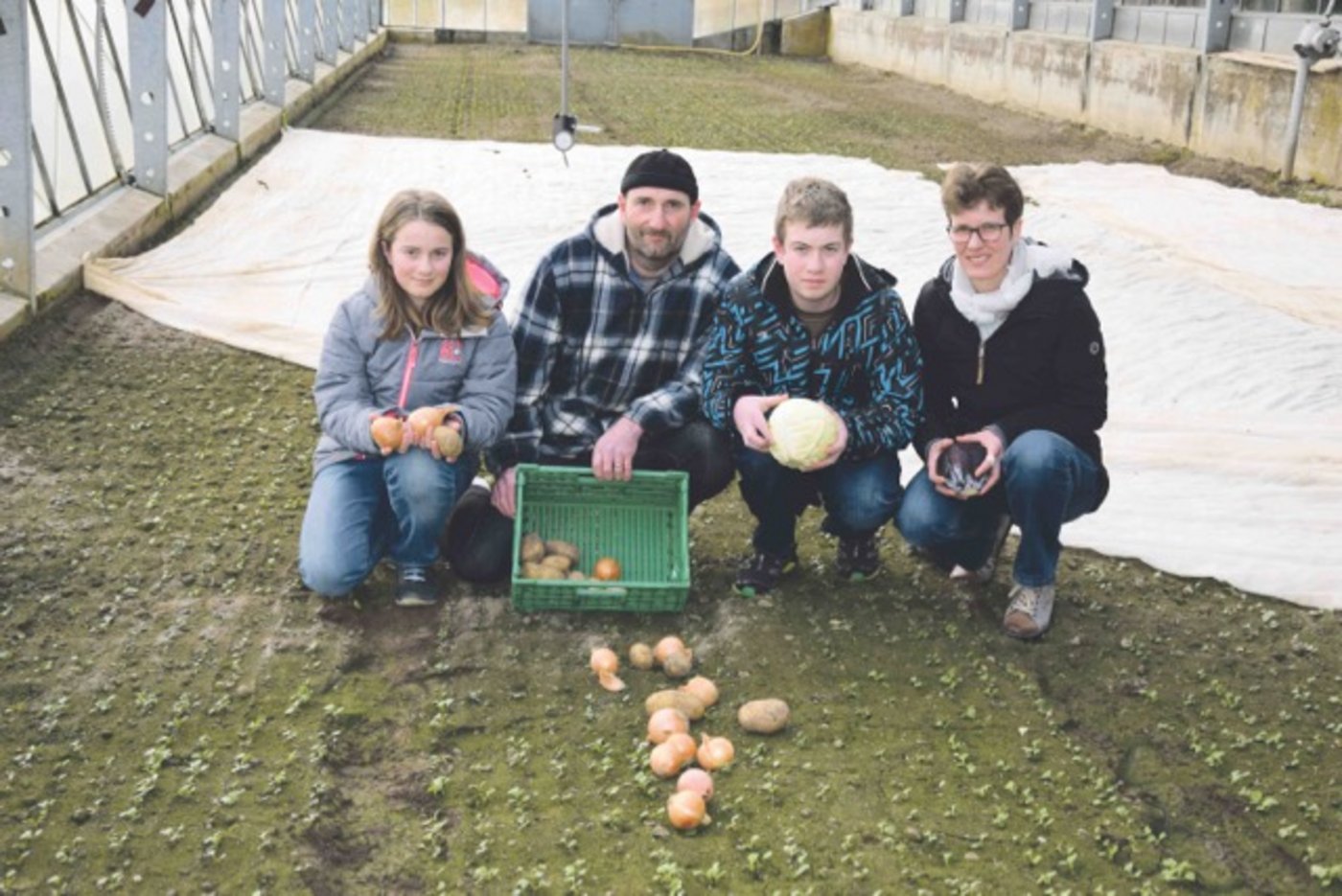 Sie sind eingefleischte Gemüsebauern: Roger und Monika Weber mit den Kindern Florian und Claudia aus Treiten BE. (Bild Peter Fankhauser)