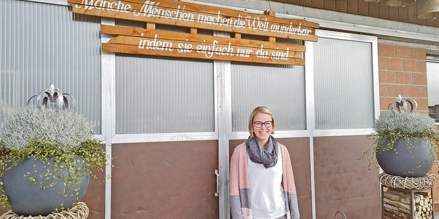 Yvonne Ettlin ist voller Begeisterung Mutter, Floristin und Bäuerin. Das Hofgastro bereitet ihr sehr viel Freude. Die Dekorationen mache sie selber.(Bild Franziska Jurt)