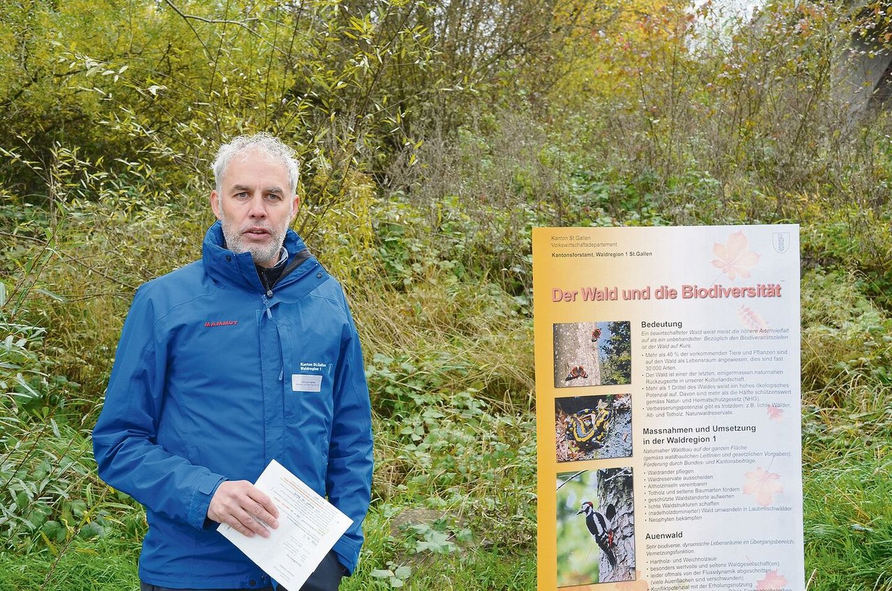 Regionalförster Raphael Lüchinger informierte, dass weitere Anstrengungen nötig sind, um die Artenvielfalt im Wald zu stabilisieren.