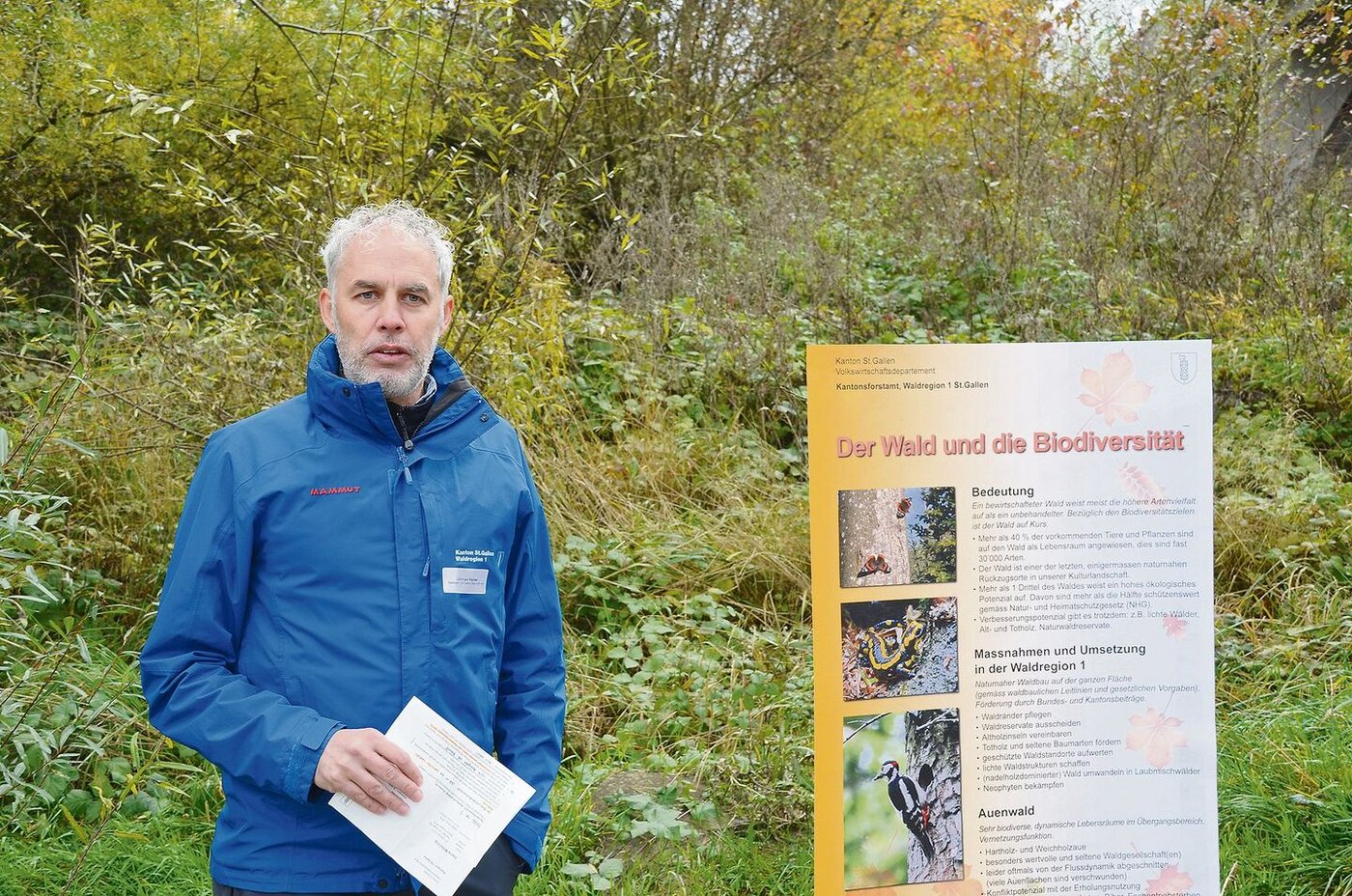 Regionalförster Raphael Lüchinger informierte, dass weitere Anstrengungen nötig sind, um die Artenvielfalt im Wald zu stabilisieren.