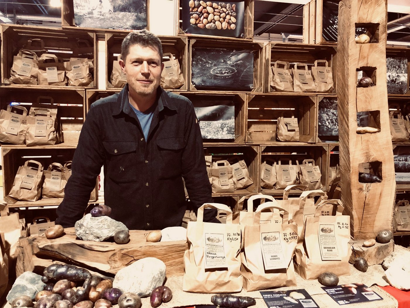 Marcel Heinrich war einer der Produzenten am Slow Food Market, der sein Produkt vorstellte. Er baut seit 15 Jahren Biokartoffeln im Albulatal GR auf 1000 Metern ü. Meer an. Das sei möglich, da der Schädlings- und Krankheitsdruck "hier oben" viel niedriger sei. Die alten, traditionellen Sorten haben einzigartige Kocheigenschaften und ungewöhnliche Formen und Farben. (Bild Katrin Erfurt)