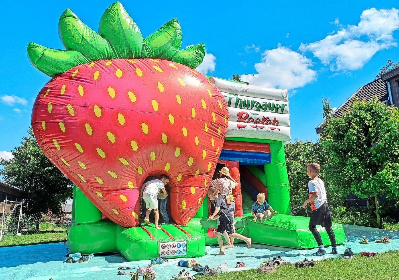An der Vorernteversammlung der Thurgauer Beerenproduzenten wurde die Beerenhüpfburg eingeweiht und getestet.