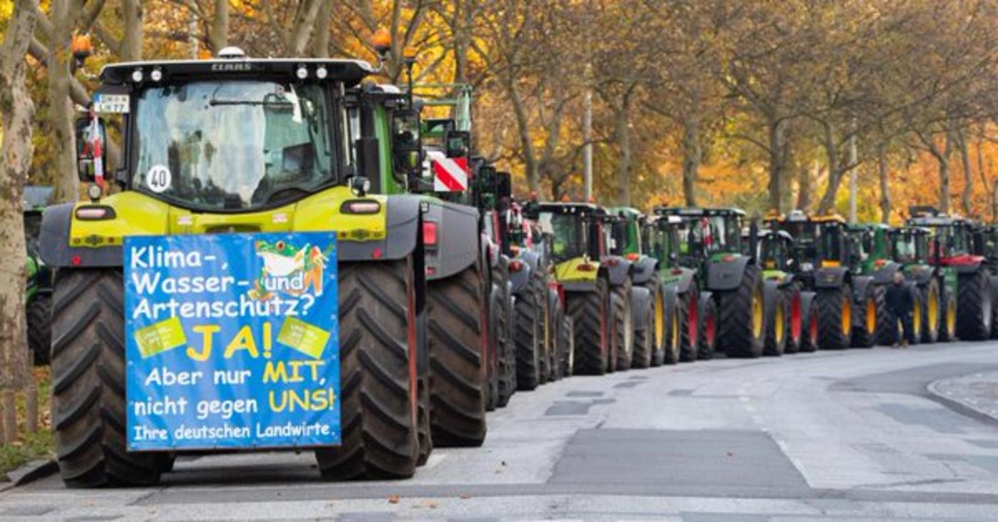 Die Parolen fordern, man solle mehr mit statt nur über die Landwirte reden. (Bild Ernst v. All/ Twitter)