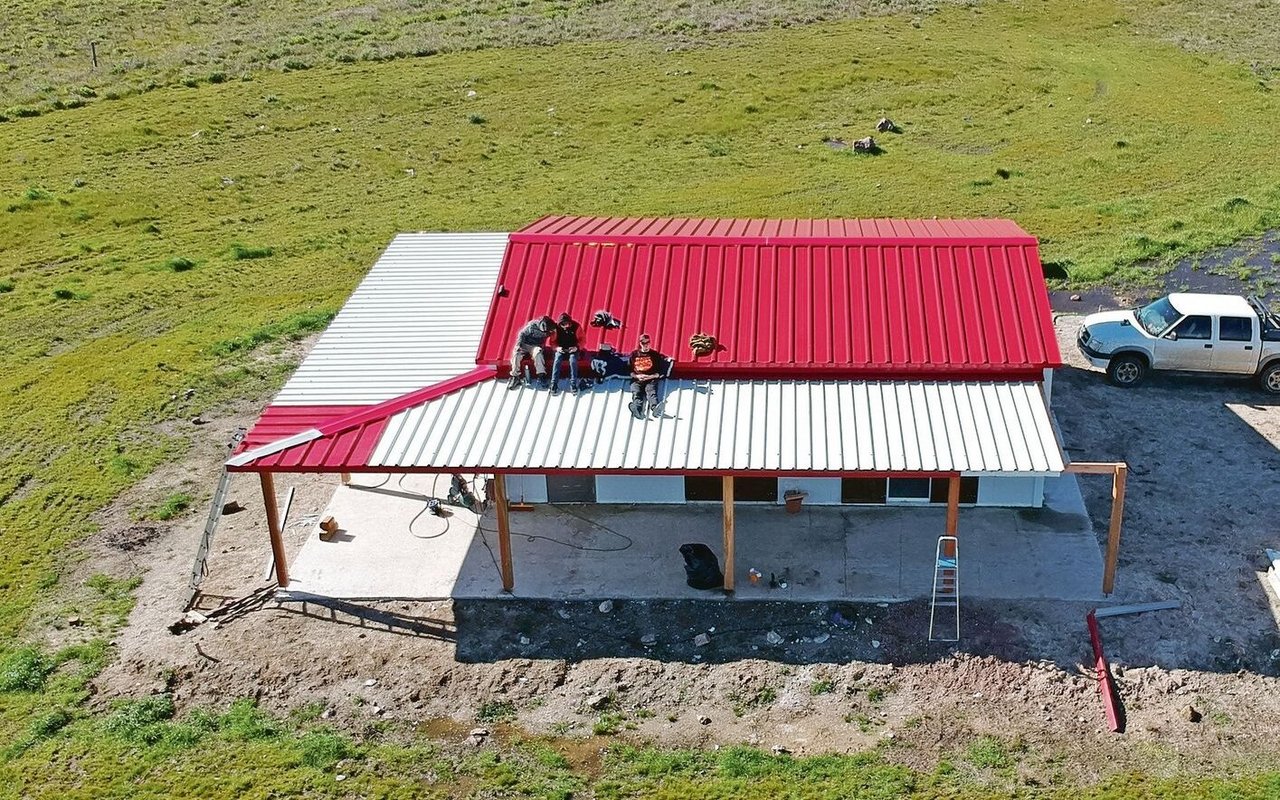 Dank Freunden aus der Schweiz entstand ein Vordach mit einer Struktur aus Holz und einem Dach aus Isopanel.
