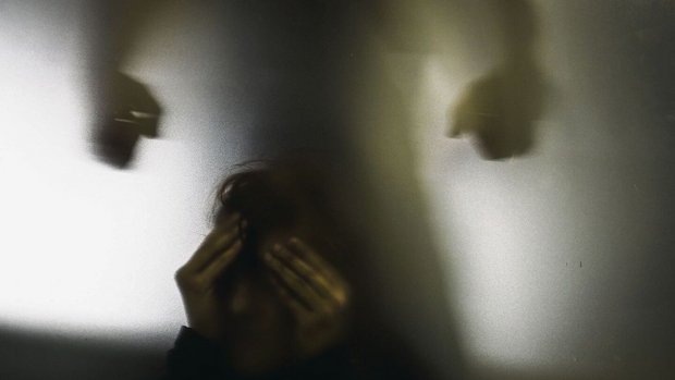 Für den Schutz vor häuslicher Gewalt sind in erster Linie die Kantone zuständig (auch für Strafverfolgung, Anlaufstellen und Notunterkünfte). 
