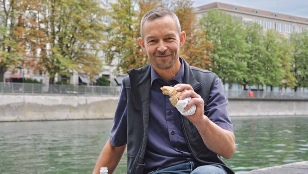 Urs Brändli beim Mittagessen an der Limmat in Zürich; zu essen gibts ein Bio-Sandwich aus dem Migros-Bio-Take-away vom Bahnhof Zürich. (Bild Tamara Wülser)
