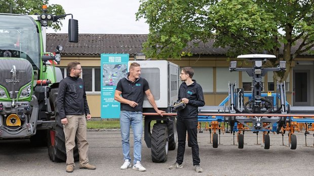 Nils Zehner (AGCO) Roman Gambirasio (GVS)und Florian Abt (Arenenberg) stehen vor einem Fendt-Traktor sowie einem Feldroboter.
