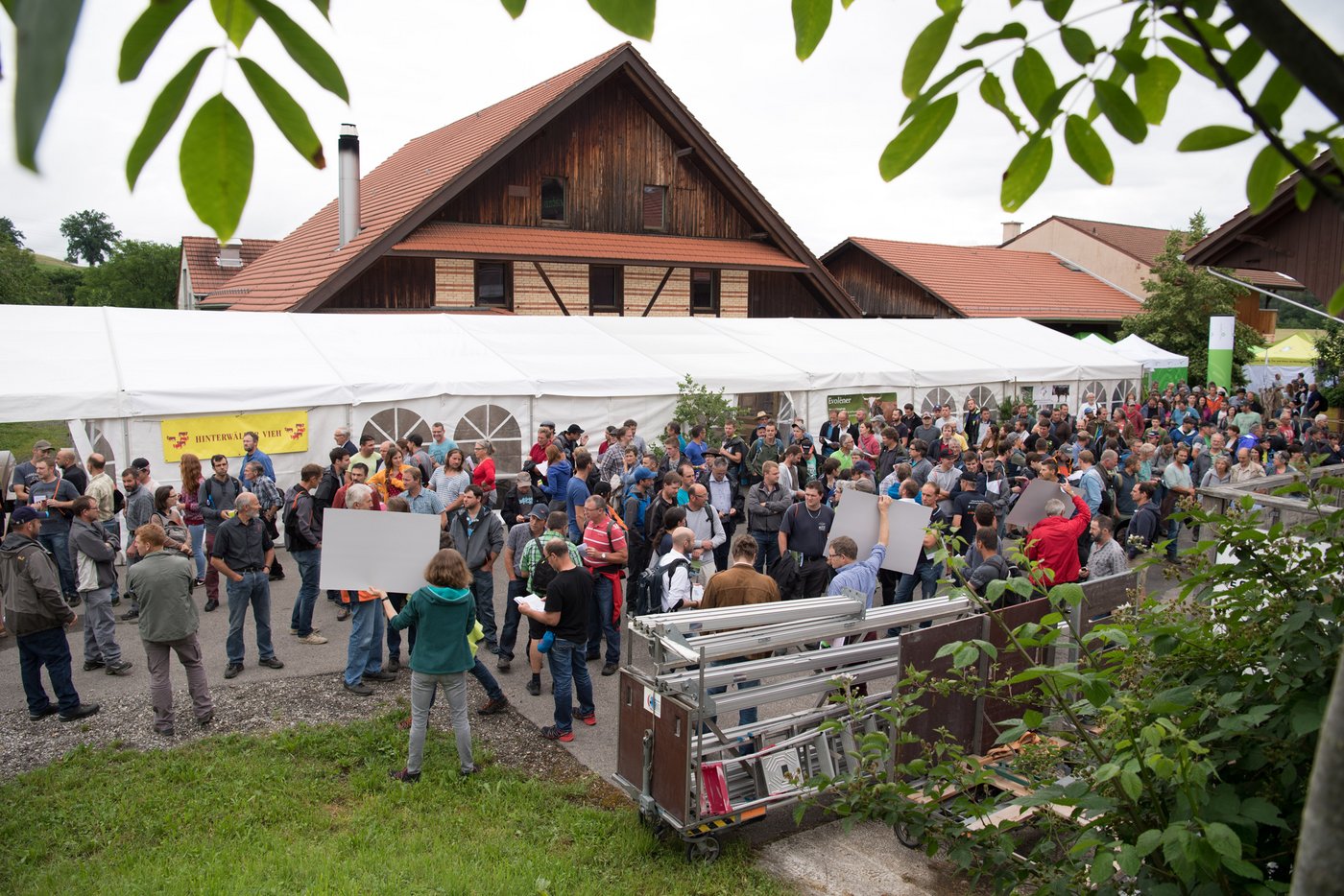 Grossandrang auf dem Betrieb von Agrovision Burgrain. (Bild Marion Nitsch / Bio Suisse)