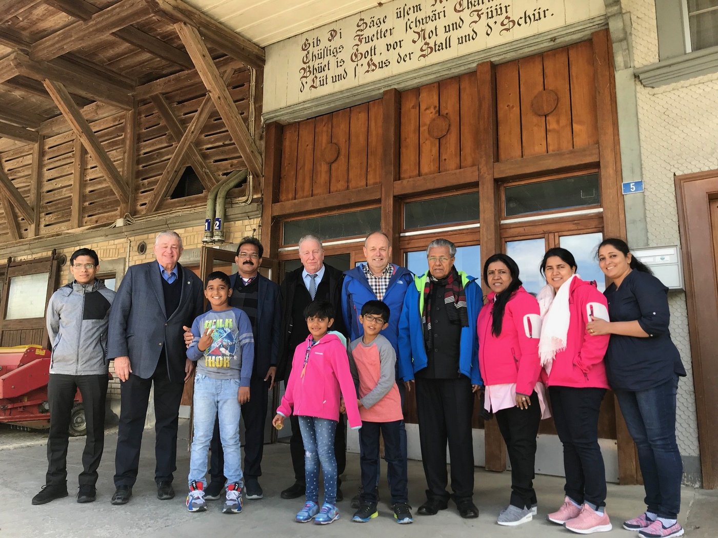 Die indische Delegation mit Keralas Chief Minister Pinarai Vijayan (4.v.r) und seine Frau Kamala mit Familienmitgliedern auf dem Betrieb von Markus Aebi (5.v.r.) und mit Hellsaus Gemeindepräsident Bruno Gartmann (6.v.r.). (Bild akr)