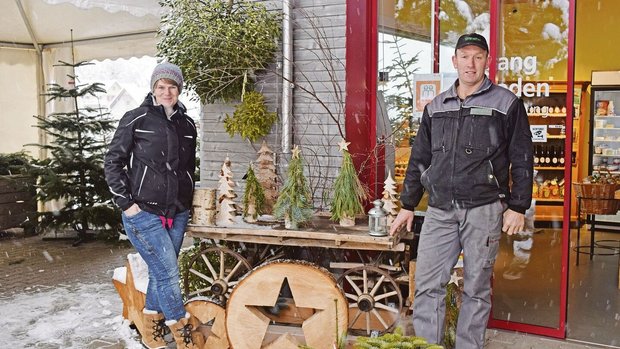 Andrea und Richard O Andrea und Richard Osterwalder haben nebst dem Christbaumverkauf auch eine Weihnachtsausstellung, die sich in einem Raum hinter dem Hofladen befindet.