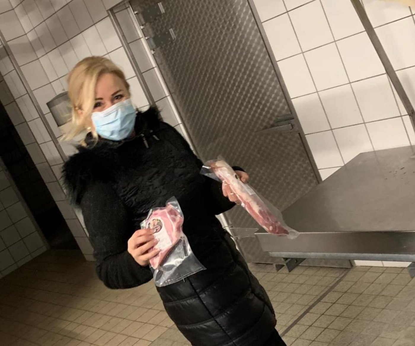 Marlies Wandeler packt gerne selbst mit an. Sei es im Stall, im Büro oder bei der Verpackung des Bierschwein-Fleischs. 