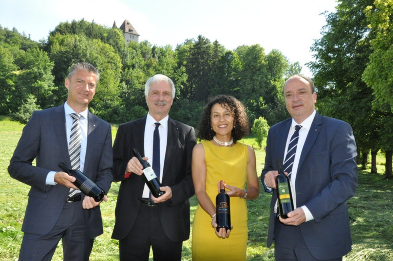 Roland Michel (Präsident Branchenverband Aargauer Wein), Bernhard Scholl (Grossratspräsident), Vincenza Trivigno (Staatsschreiberin) und Markus Dieth (Regierungsrat) (v.l.n.r.). (Bild Kanton Aargau)