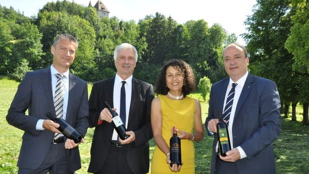 Roland Michel (Präsident Branchenverband Aargauer Wein), Bernhard Scholl (Grossratspräsident), Vincenza Trivigno (Staatsschreiberin) und Markus Dieth (Regierungsrat) (v.l.n.r.). (Bild Kanton Aargau)