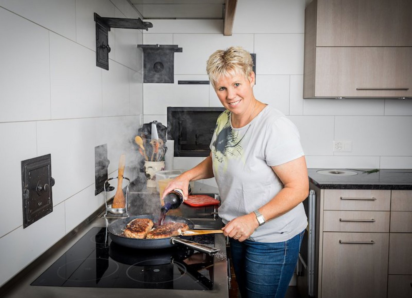 Das Fleisch in der Pfanne stammt eher nicht vom Pferd, denn Katrin Kissling reitet gerne.	(Bilder SRF/Ueli Christoffel)