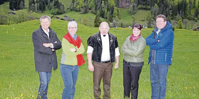 Der Gastgeber und Moderator Ernst Wandfluh (Mitte) hat zum Podium zur Trinkwasser-Initiative eingeladen (v. l. n. r.): Jürg Grossen, Regina Fuhrer, Christine Badertscher und Albert Rösti. (Bild pf)