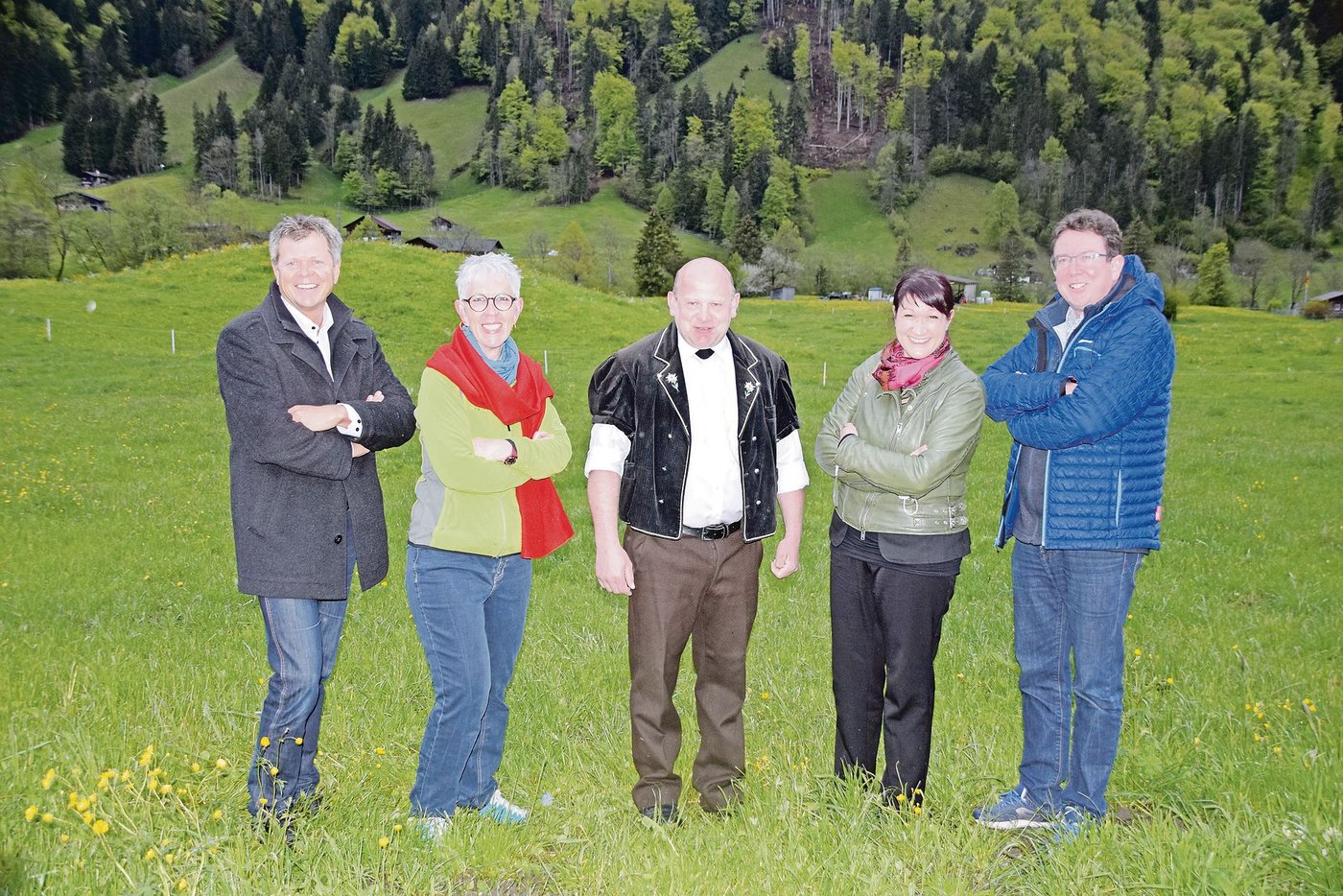 Der Gastgeber und Moderator Ernst Wandfluh (Mitte) hat zum Podium zur Trinkwasser-Initiative eingeladen (v. l. n. r.): Jürg Grossen, Regina Fuhrer, Christine Badertscher und Albert Rösti. (Bild pf)