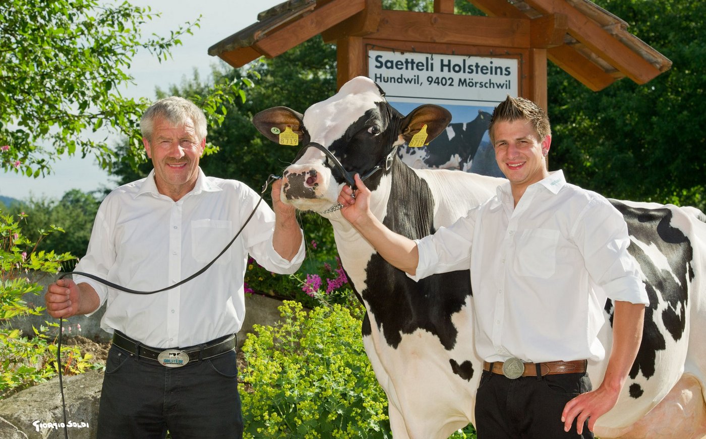 Milchleistung und Langlebigkeit sind in der Zucht zentral: Kurt Sätteli (l.) und Dominik Sätteli mit Holstein-Kuh Haida. (Bild zVg)