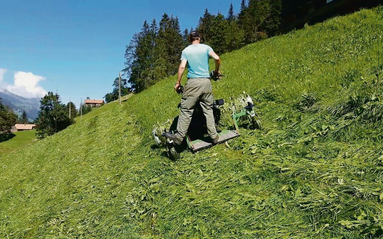 Markus Klötzli bei der Mäharbeit: Gut sichtbar ist hier die hochklappbare seitliche Stehhilfe, die eine aufrechte Körperhaltung ermöglicht.