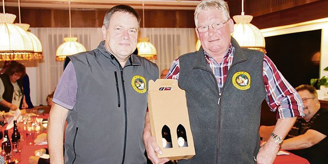 Vereinspräsident Werner Hangartner durfte Hugo Maurer (rechts) für seine 50-jährige aktive Mitgliedschaft auszeichnen.(Bild RoMü)