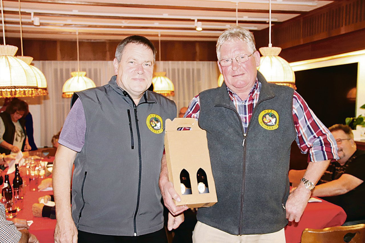 Vereinspräsident Werner Hangartner durfte Hugo Maurer (rechts) für seine 50-jährige aktive Mitgliedschaft auszeichnen.(Bild RoMü)