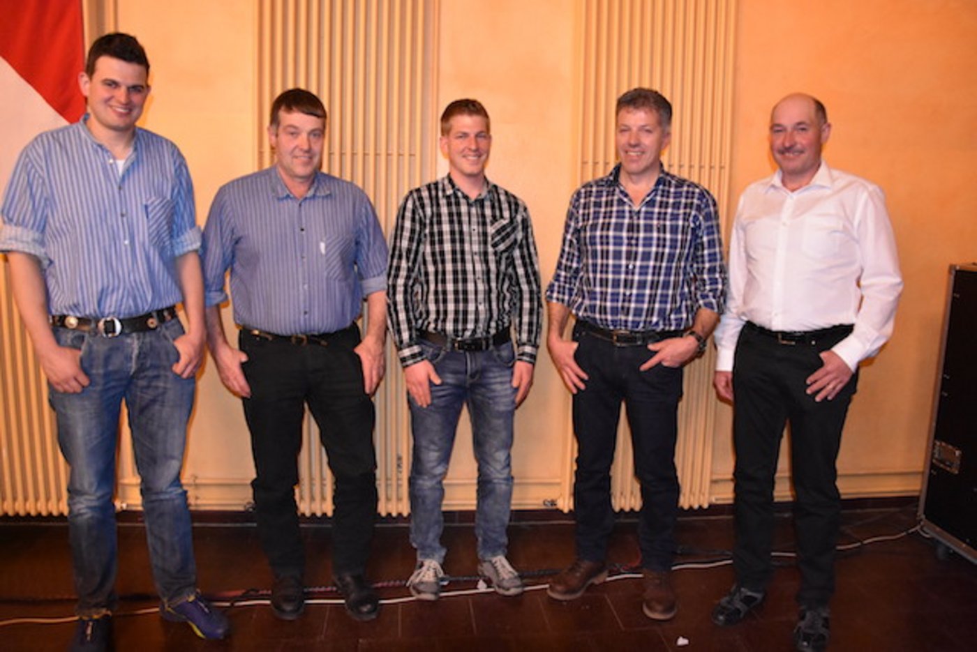 Der VSA-Präsident Hans-Peter Iseli (rechts) und der Geschäftsführer Christian Berger (links), zusammen mit dem neu gewählten Viehschauexperten Michael Teuscher (Mitte) sowie Hanspeter Fuss (zweiter v. rechts) und Hanspeter Ryter, welche als Viehschauexperten verabschiedet wurden. (Bilder Peter Fankhauser)
