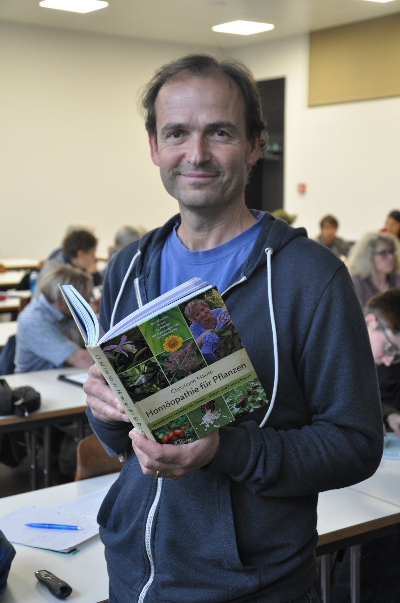 Cornel Stutz schwört auf die pflanzenstärkende Wirkung von homöopathischen Globuli. Sein Basiswissen holt er aus dem Buch von Christiane Maute. (Bild nb)