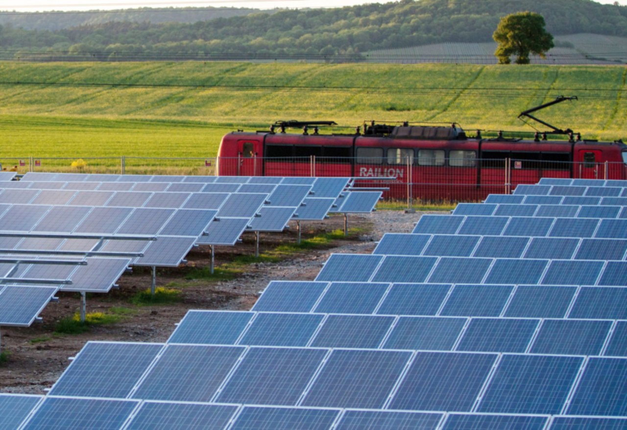 Bereits durchgesetzt haben sich in einigen Ländern Solaranlagen am Rande von Autobahnen oder Bahnstrecken. Auf dem Bild eine Anlage in Deutschland. (Bild pd)