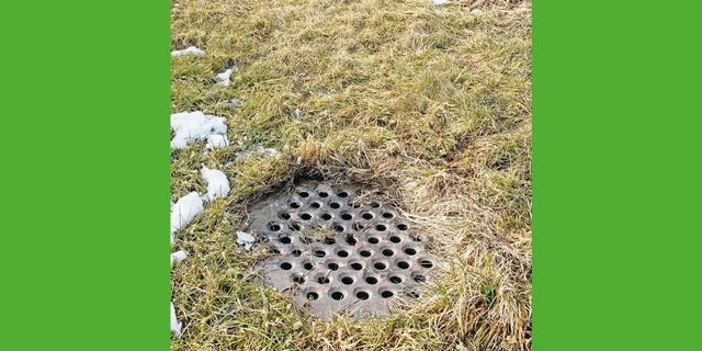 Offener Schachtdeckel im Wiesland. (Bild js)