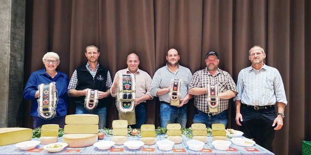 Die Kategoriensieger Käthy Gwerder, Oskar Pfyl, Michael Gwerder, Christian Föhn, Peter Betschart und Othmar Schelbert, Präsident des Alpwirtschaftlichen Vereins des Kantons Schwyz (v. l.).